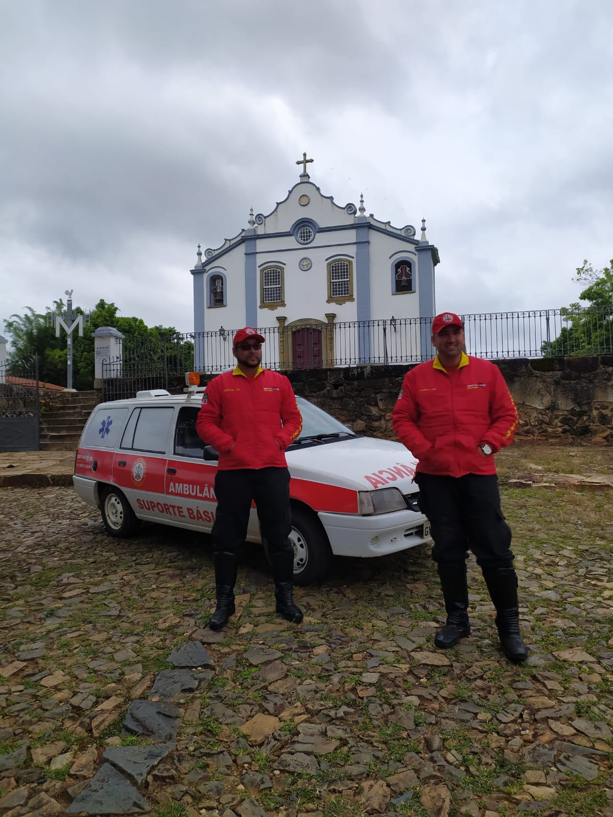 Equipe de resgate com ambulância — suporte básico